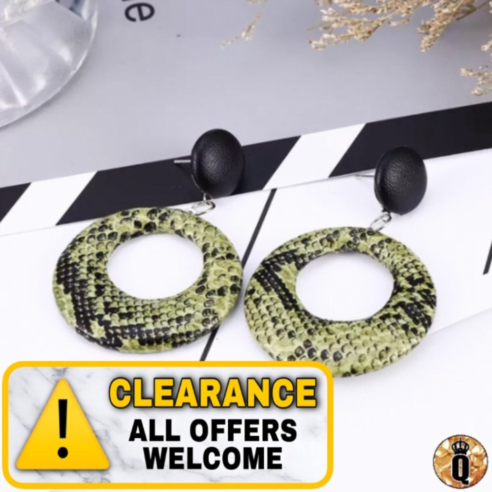 🔴5/$15⚠️𝗖𝗟𝗘𝗔𝗥𝗔𝗡𝗖𝗘⚠️ Green Earrings NEW - Picture 1 of 10